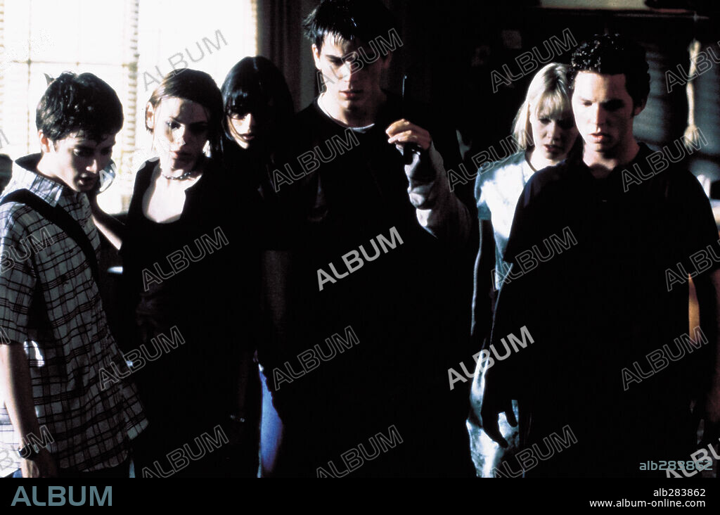 CLEA DUVALL, ELIJAH WOOD, JORDANA BREWSTER, JOSH HARTNETT, LAURA HARRIS and SHAWN HATOSY in THE FACULTY, 1998, directed by ROBERT RODRIGUEZ. Copyright DIMENSION FILMS.