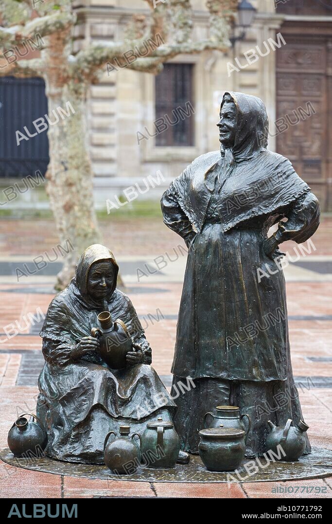 ´´""Vendedoras del Fontán´ sculpture by Hevia Amado Gonzalez, Plaza Daoiz y Velarde, Oviedo, Asturias, Spain.