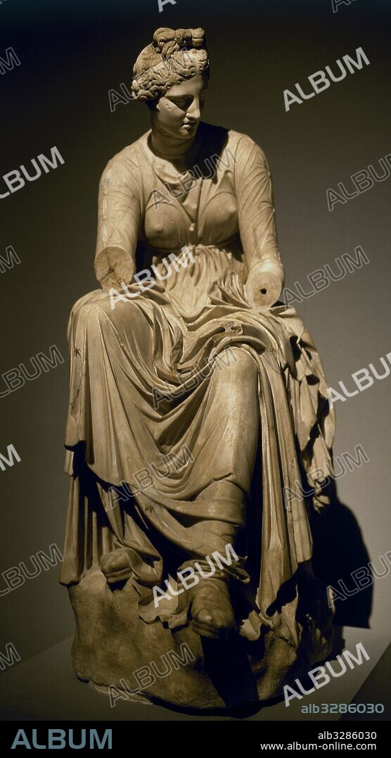 MUSAS GRIEGAS, hijas de Zeus y de Mnemosine. Eran nueve, siendo las inspiradoras de las artes. MUSA CALIOPE. Se le atribuye la POESIA EPICA. Estatua de mármol procedente de la Villa Adriana. Pertenece a la colección de la reina Cristina de Suecia.