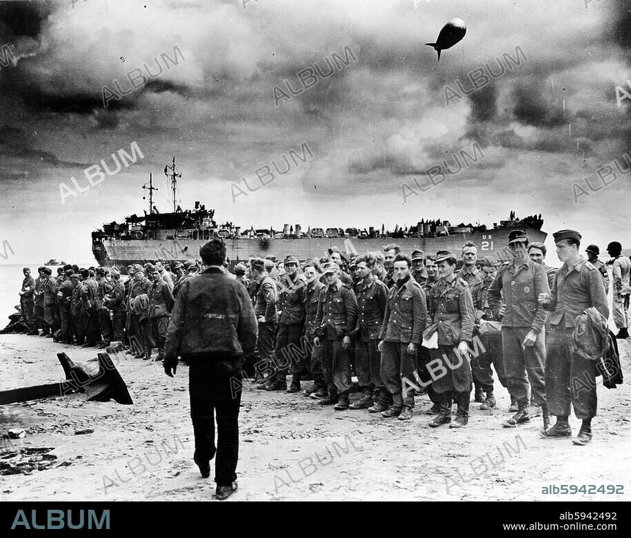 Geschichte / 2.Weltkrieg / Kriegsgefangene.-Deutsche Soldaten, die in der Schlacht um Saint-Lô, Frankreich (3.-20. Juli 1944), in alliierte Kriegsgefangenschaft geraten waren, werden an einem Strand für den Transport nach England gesammelt.-Foto, 1944.