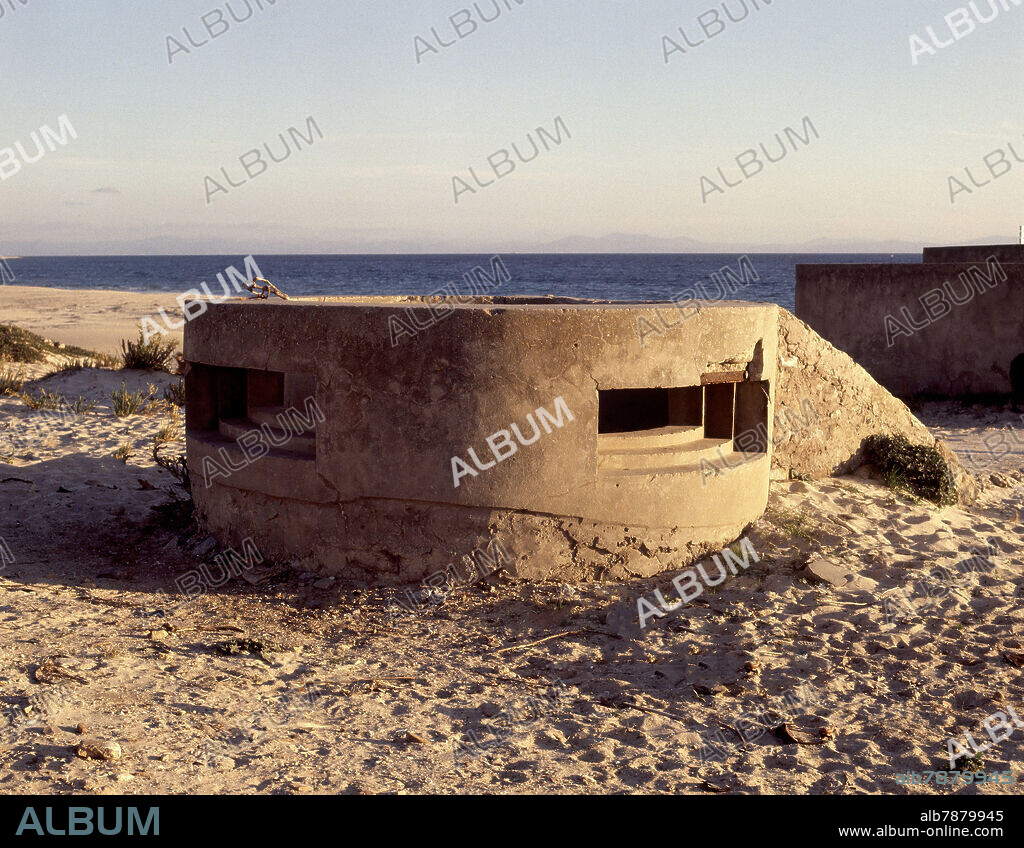 CENTRO DE VISITANTES DENOMINADO BUNQUER EN LA PLAYA DE BOLONIA.