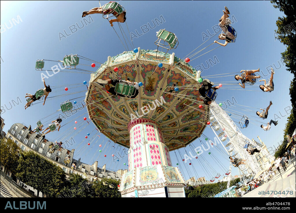 Manege aux Tuileries a Paris. Les chaises volantes. 2006. Photo Francis CAMPIGLIA/ Kharbine Tapabor.