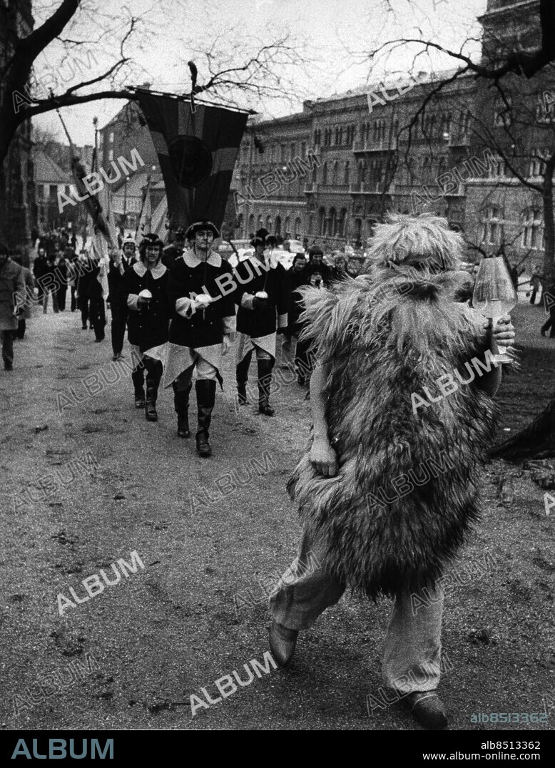 Lundakarnevalen karnevalen i Lund 1974. Ur brunnen i domkyrkans krypta steg Finn med sig hade han en fotogenlampa, det var den karnevalska elden, och den fördes i procession med tutande Bleckhorn, ridande poliser och tågande drabanter till Rector Magnificus, professor Sven Johansson.. Foto: Ernst Henriksson / Sydsvenskan / IBL Bildbyrå.