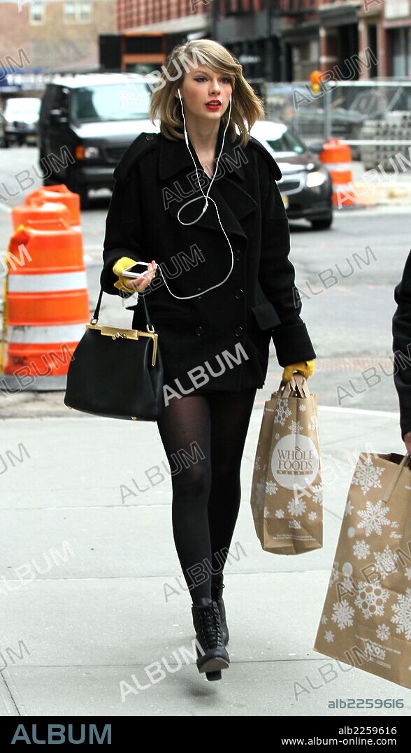 March 25, 2014 - New York City, NY, USA - Singer Taylor Swift carries her Whole Foods shopping back to her apartment on March 25 2014 in New York City. 25/03/2014