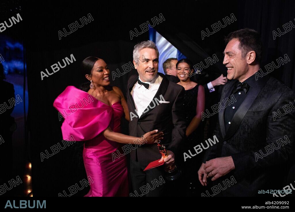 JAVIER BARDEM, ANGELA BASSETT et ALFONSO CUARON. February 24, 2019 - Hollywood, California, U.S. - Angela Bassett and Javier Bardem congratulate Alfonso Cuarón, winner of The Oscar for best foreign language film of the year, backstage during the Academy Awards or Oscars at the Dolby Theatre in Hollywood. 24/02/2019