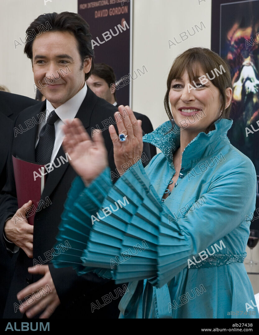 ANJELICA HUSTON y JOHN CUSACK en EL NIÑO DE MARTE, 2007 (MARTIAN CHILD), dirigida por MENNO MEYJES. Copyright NEW LINE CINEMA / MARKFIELD, ALAN.