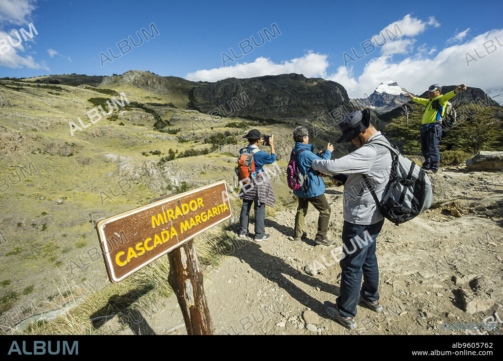 senda al campamento De Agostini y a laguna Torre, El Chalten, parque nacional Los Glaciares, republica Argentina,Patagonia, cono sur, South America.