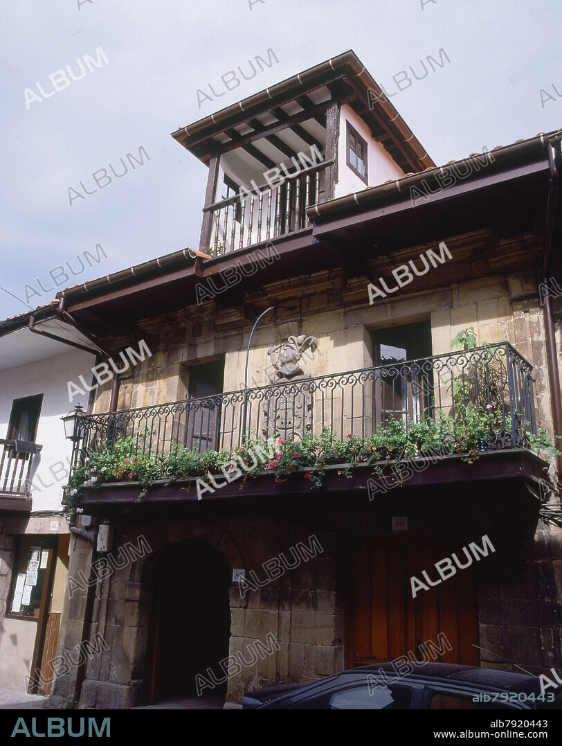 CASA SEÑORIAL CON ESCUDO EN SU FACHADA SITUADA EN LA CALLE PRINCIPAL.