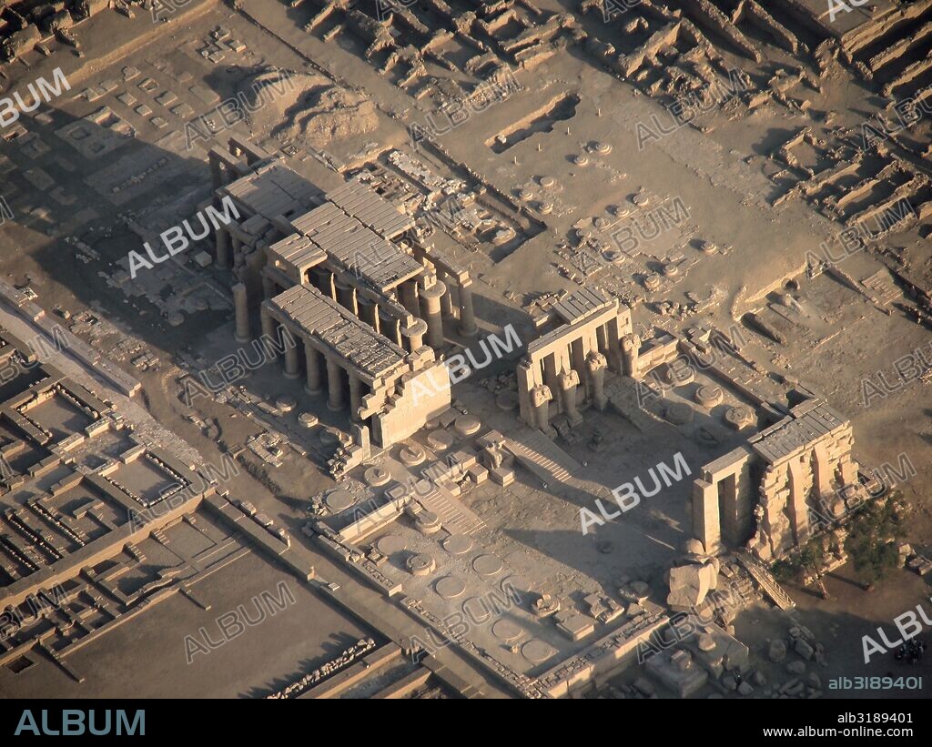 Egipto. Ramesseum. Nombre dado al templo funerario ordenado erigir por Ramsés II, y situado en la necrópolis de Tebas, en la ribera occidental del río Nilo, frente a la ciudad de Luxor.