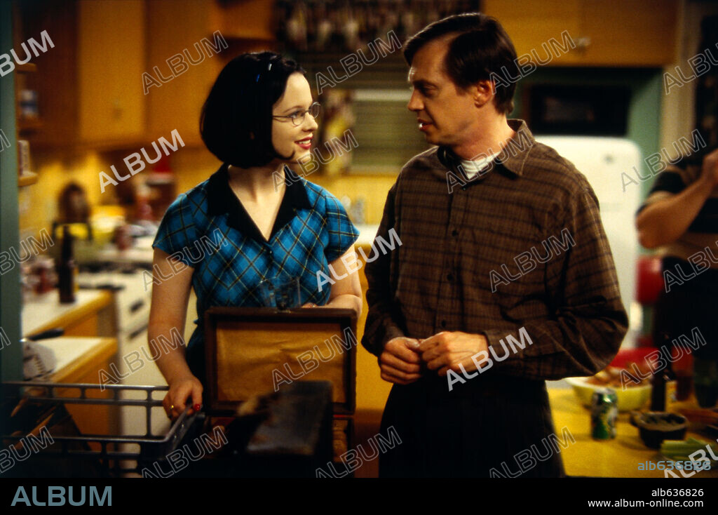 STEVE BUSCEMI and THORA BIRCH in GHOST WORLD, 2001, directed by TERRY ZWIGOFF. Copyright UNITED ARITSTS / BENNETT, TRACY.