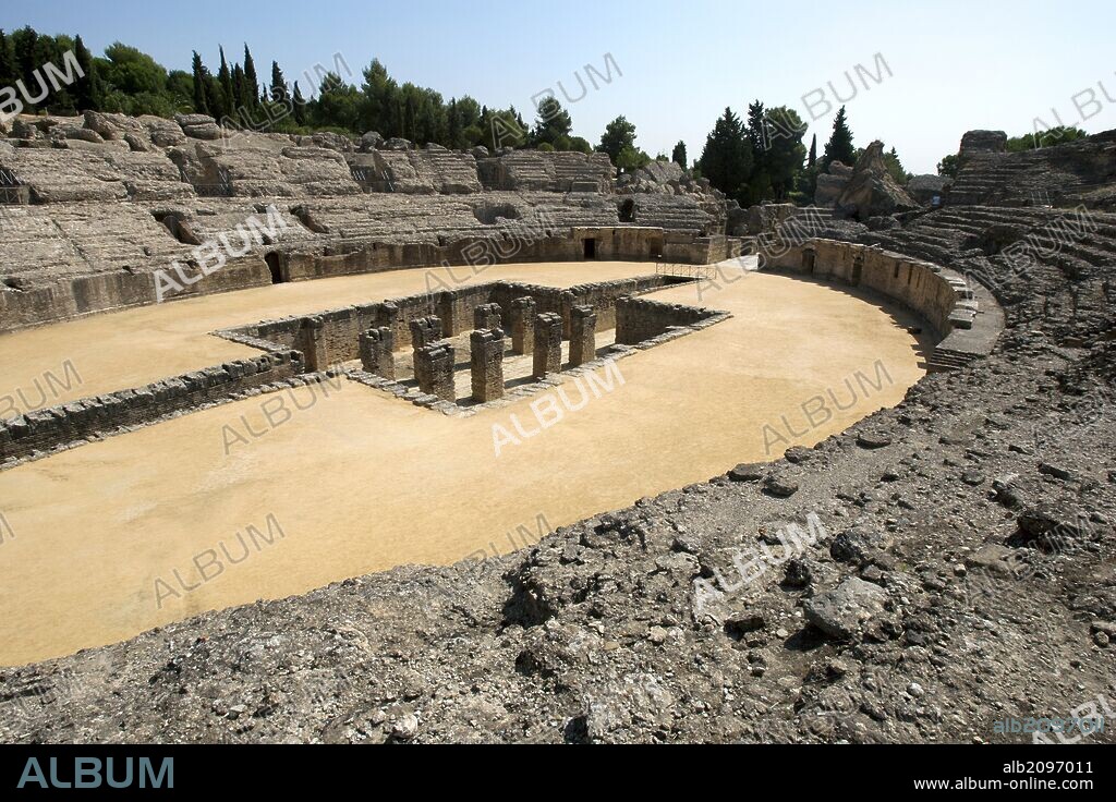 ARTE ROMANO. ESPAÑA. ITALICA. Ciudad fundada hacia 206 a. C., por iniciativa de Cornelio Escipión. Vista parcial del ANFITEATRO, ubicado en la zona Nova Urbs, es uno de los mayores del Imperio Romano. Santiponce. Provincia de Sevilla. Andalucia.