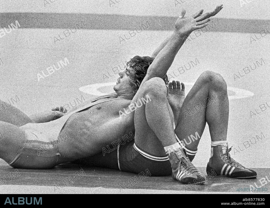 ARKIV MOSKVA 1980-07-24. Den svenske brottaren Lars-Erik Skiöld sträcker armarna i luften i en en segergest ovanpå mongolen Buyandelgeriin Bold i en av sina brottningsmatcher mot OS-bronset i lättvikt 68 kg grekisk-romersk stil vid de olympiska sommarspelen i Moskva, Sovjetunionen, 24:e juli 1980. Skiöld vann matchen på fall.. Foto: Jan Collsiöö / TT / Kod: 1001.