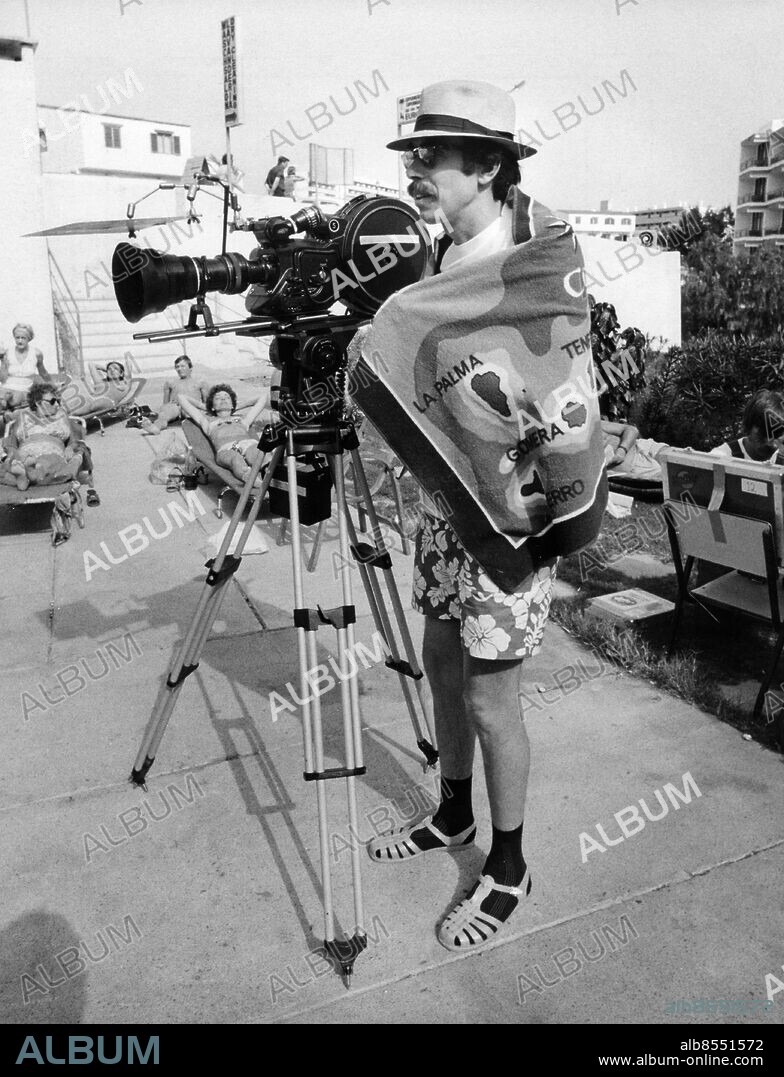ARKIV SAN AGUSTIN 19800211. Inspelning av filmen "Sällskapsresan" i San Agustin på Gran Canaria. Regissören och huvudrollsinnehavaren Lasse Åberg kollar till kameran.. Foto: Gunnar Lantz / SvD / SCANPIX / Kod: 11014.