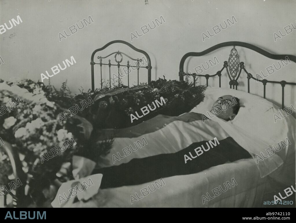 Collioure (France), 02/22/1939. Antonio Machado in a bed at the Quintana hotel, where he was transferred moments after his death.