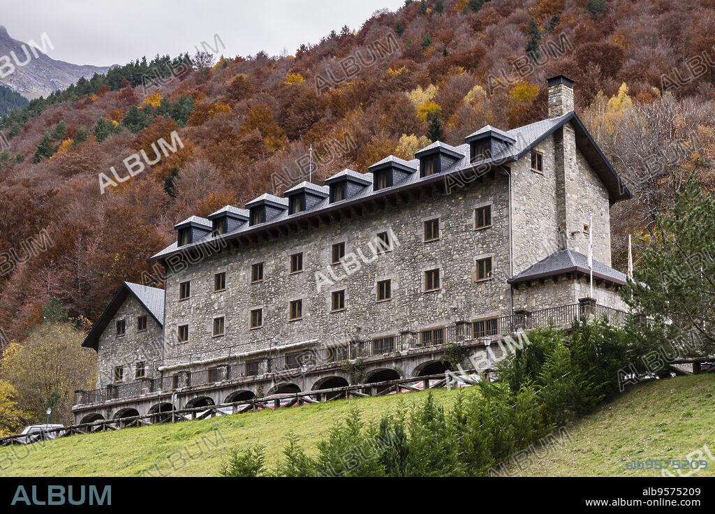 Parador nacional de turismo Monte Perdido, valle de Pineta, parque nacional de Ordesa y Monte Perdido, Provincia de Huesca, Comunidad Autónoma de Aragón, cordillera de los Pirineos, Spain, europe.