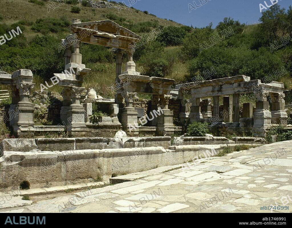 ARTE ROMANO. TURQUIA. FUENTE DE TRAJANO. Situada a la derecha de la Vía de los Curetos, fue construida en el siglo II d. C. en nombre del emperador Trajano. En medio de la fuente se alzaba una estatua de gran tamaño del emperador. EFESO.