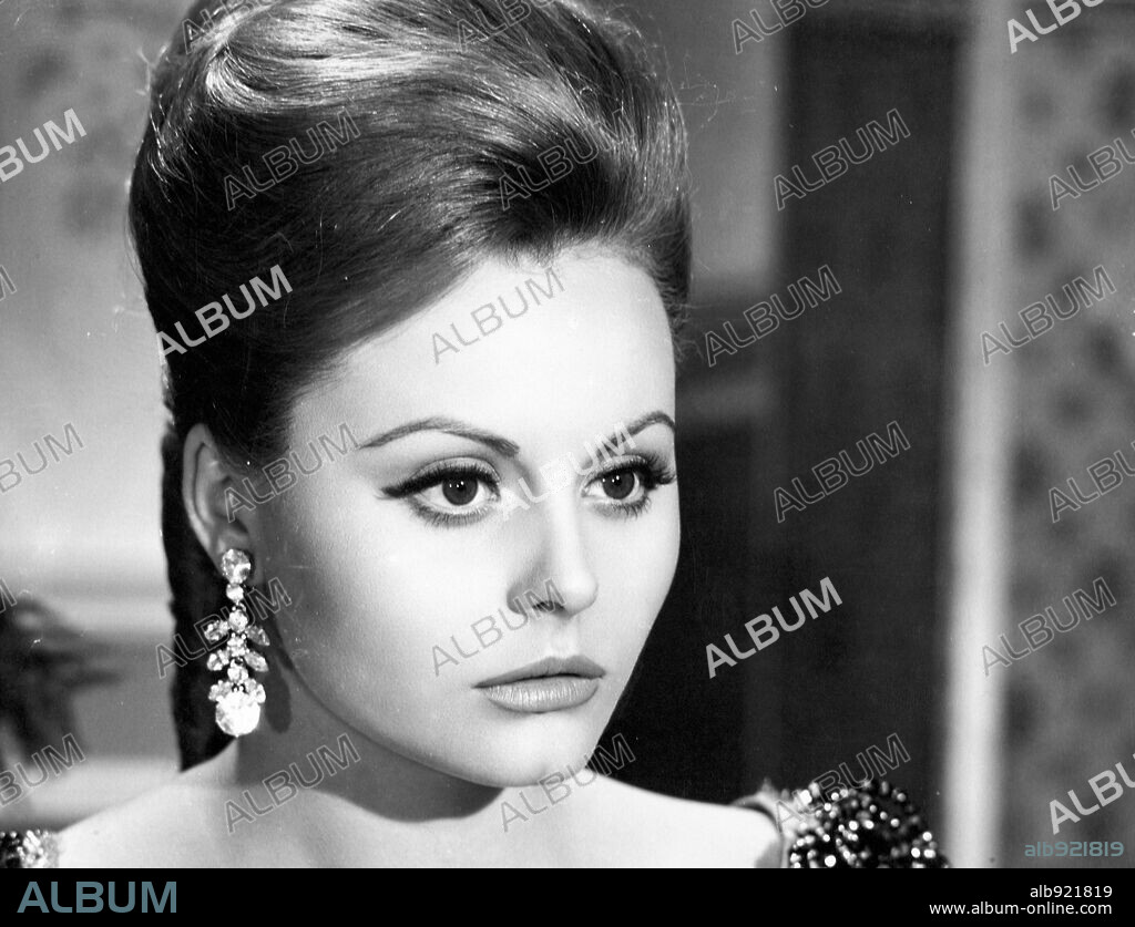 ROCIO DURCAL en ACOMPAÑAME, 1966.