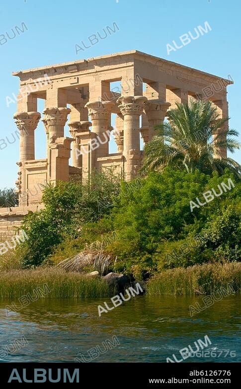 Aegypten, Assuan, rekonstruierter Isis-Tempel auf der Nil-Insel Philae, Kiosk des Kaiser Augustus (auch Trajanskiosk).