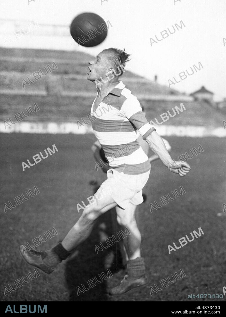 GERMANY around 1930. Orig. caption ... THE GERMAN FOOTBALL CHAMPIONSHIP TRAINS. Hertha B.S.C. has practice day. (See accompanying note) Kirsei plays "Headball". Photo: Presse-Photo / AB Text & Bilder / SVT / Code: 5600 Folder: Football Germany before 1945 I 62 A Photo series Photo report Nicka Balls persons: WILLI KIRSEI sites: GERMANY PhotoDate: 193? - ?? - ??.