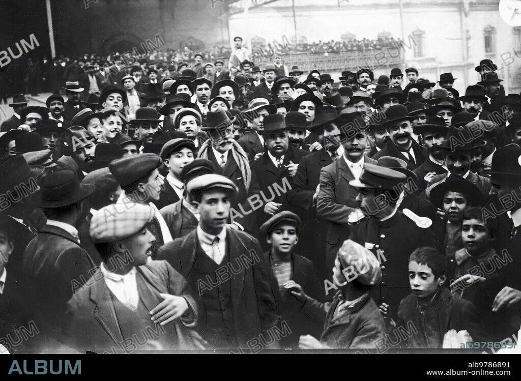 Lisboa, 03/12/1911. Prosiguiendo una campaña: el diputado socialista Pablo Iglesias a su llegada a Lisboa.