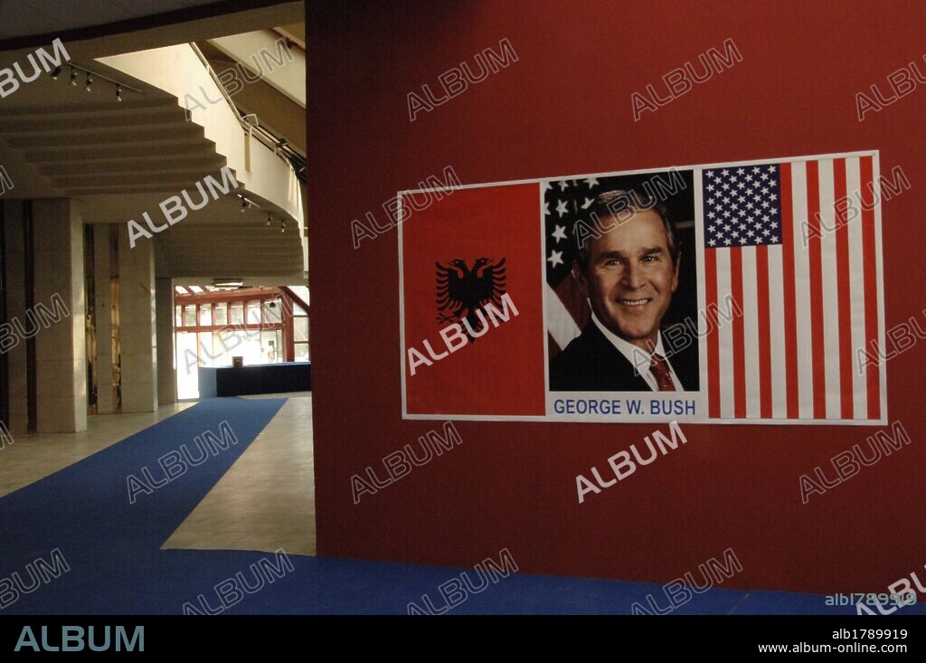 BUSH, George Walker (New Haven, 1946). Político norteamericano. 43 presidente de los Estados Unidos. Exposición sobre la figura de George Bush en el interior de la pirámide de Enver Hoxha. Tirana. Republica de Albania.