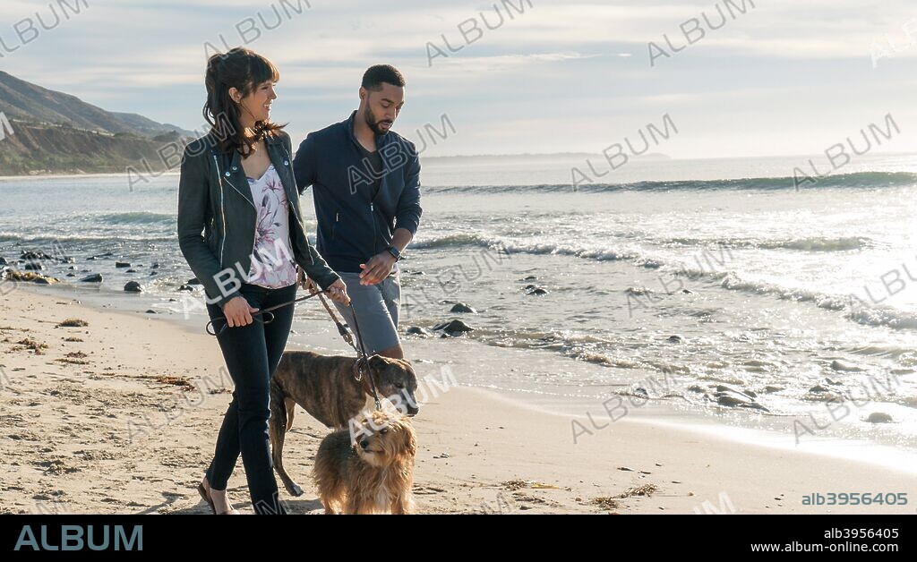NINA DOBREV y TONE BELL en I LOVE DOGS, 2018, dirigida por KEN MARINO. Copyright LD ENTERTAINMENT.