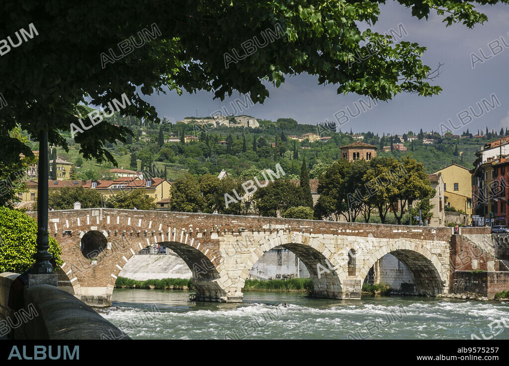 puente de piedra sobre el rio Adige, -Pons Marmoreus-, Verona, patrimonio de la humanidad, Veneto, Italia, Europa.