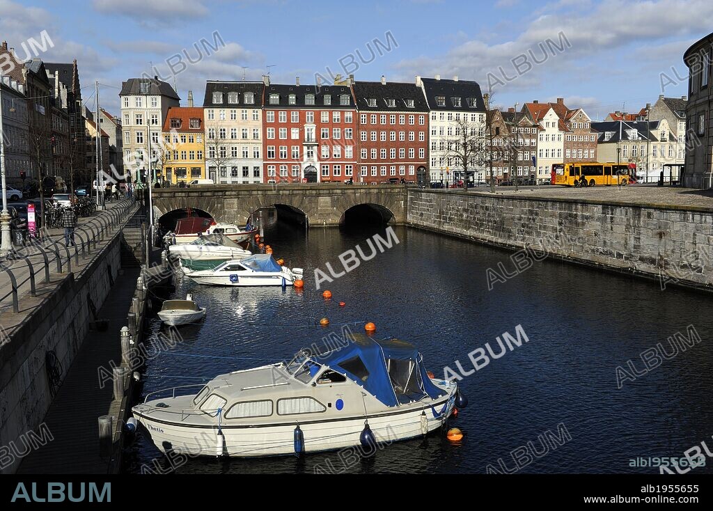 DINAMARCA. COPENHAGUE. Canal y casas de colores en el centro ciudad. Norte de Europa.