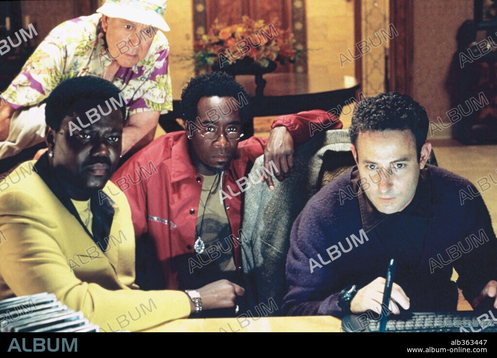 BERNIE MAC, CARL REINER, DON CHEADLE et EDWARD JENISON dans OCEAN'S ELEVEN - FAITES VOS JEUX!, 2001 (OCEAN'S ELEVEN), réalisé par STEVEN SODERBERGH. Copyright JERRY WEINTRAUB PRODUCTIONS/NPV ENTERTAINMENT/SECTION EIGHT / MARSHAK, BOB.