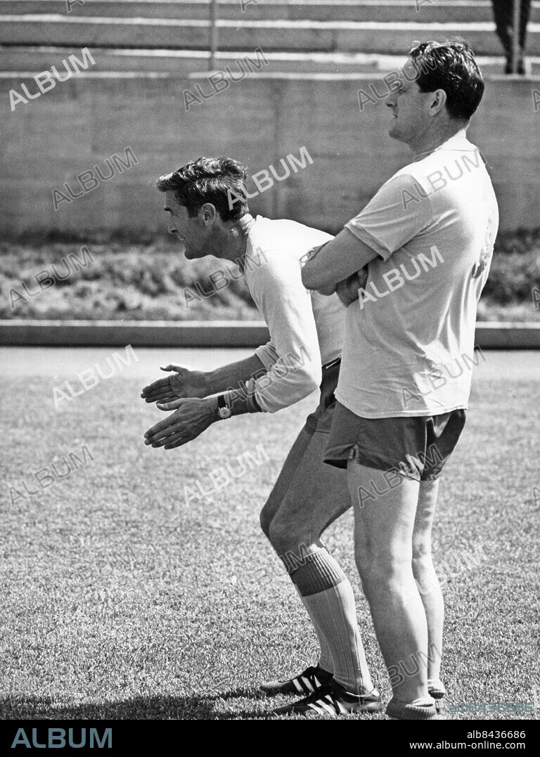 STOCKHOLM 1971-06-07. Förbundskaptenen Georg "Åby" Ericson och tränaren Bengt "Julle" Gustavsson under fotbollslandslagets träning.. Foto: Jan Collsiöö / Pressens Bild / TT / Kod: 1001.
