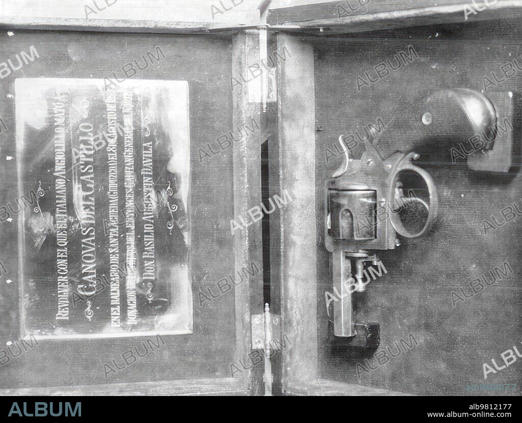 1960. El revólver con que fué asesinado Cánovas del castillo. Se encuentra en el Museo Provincial de Armas de Vitoria.