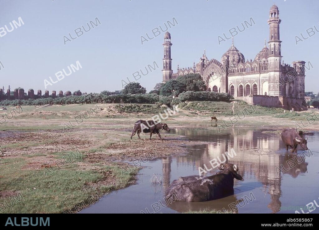 Lucknow / Lakhnau (Uttar Pradesh, India), Jama Masjid / Great Mosque / Friday Mosque (built c. 1840 under Muhammad Ali Shah).-Overall view from the Northeast.-Photo, June 1978.
