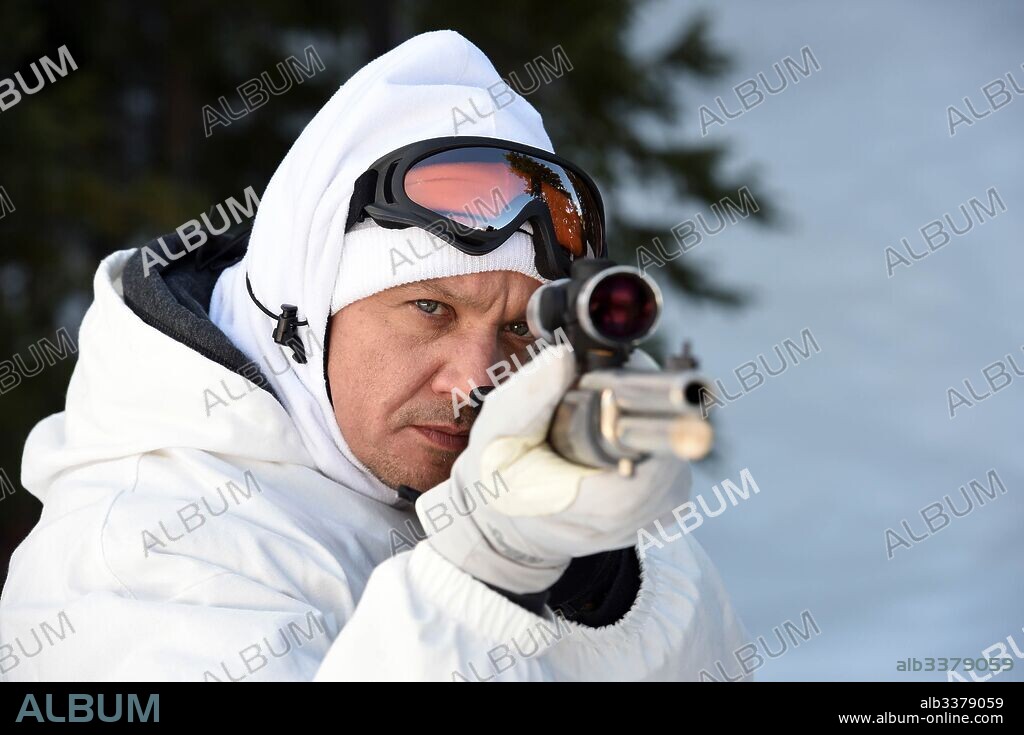 JEREMY RENNER en WIND RIVER, 2017, dirigida por TAYLOR SHERIDAN. Copyright VOLTAGE PICTURES.