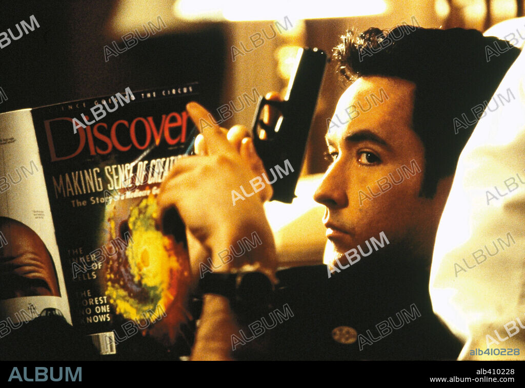 JOHN CUSACK en UN ASESINO ALGO ESPECIAL, 1997 (GROSSE POINTE BLANK), dirigida por GEORGE ARMITAGE. Copyright HOLLYWOOD PICTURES / GORDON, MELINDA SUE.