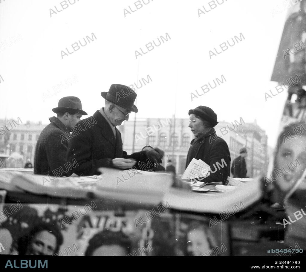 I början av 1940 -talet . Ester i Brunsparken. Ester Andersson sålde tidningar i Brunnsparken i många år, liksom hennes mor gjorde. *** Local Caption *** . THURE CHRISTANSSON.