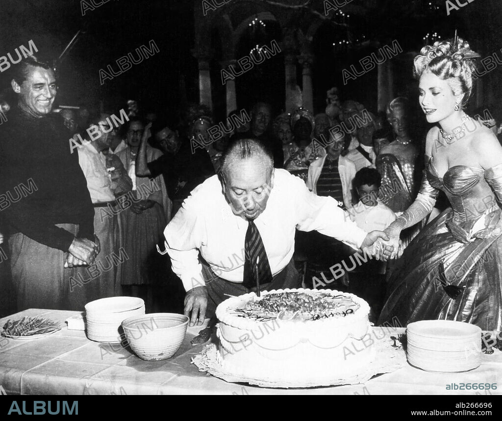 ALFRED HITCHCOCK, CARY GRANT y GRACE KELLY en ATRAPA A UN LADRÓN, 1955 (TO CATCH A THIEF), dirigida por ALFRED HITCHCOCK. Copyright PARAMOUNT PICTURES.