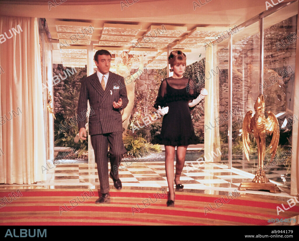BRITT EKLAND y PETER SELLERS en EL MAGNIFICO BOBO, 1967 (THE BOBO), dirigida por ROBERT PARRISH. Copyright WARNER BROTHERS.