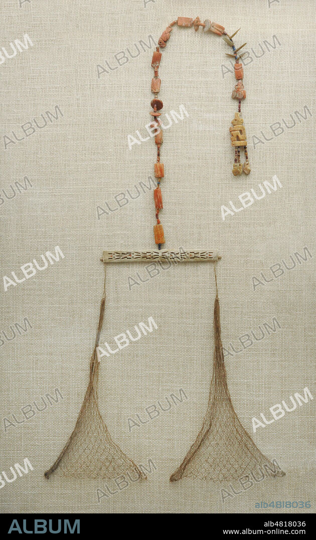 Balanza usada para pesar hojas de coca y oro, elementos muy apreciados y utilizados en el comercio y la tributación. Hueso, fibra vegetal, conchas, turquesa y plata. Cultura Inca (1400-1533 d. C.). Perú. Museo de América. Madrid. España.