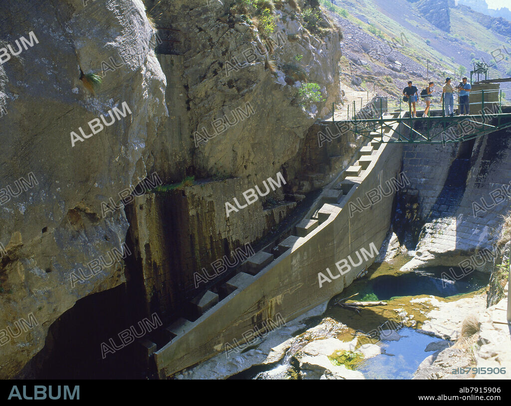 ESCALA PARA EL REMONTE DE PECES EN LA PRESA DE CAIN EN EL RIO CARES  - FOTO AÑOS 00 SIGLO XXI.