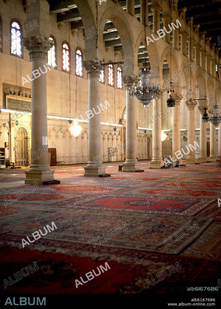 INTERIOR - SALA DE ORACION DE LA MEZQUITA OMEYA DE DAMASCO - ARCOS Y VIDRIERAS - SIGLO VIII.