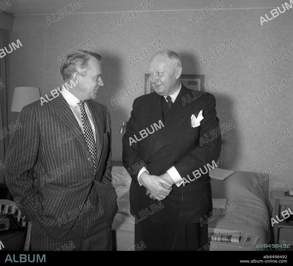GÖTEBORG 1952-03.. Banankungen Folke Andersson besöker Göteborg - de övriga personerna på bilderna är okända. *** Local Caption *** TC-H66 Foto: Thure Christiansson / Kamerareportage / TT / Kod: 2524.