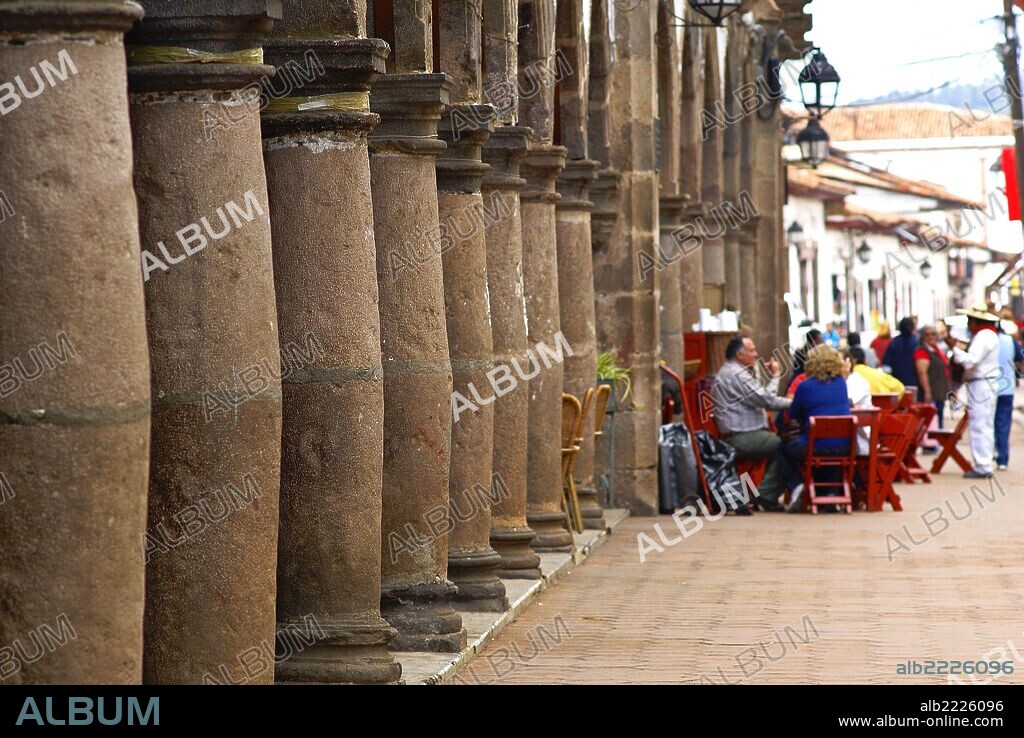 Soportales y columnas de s.XVII,plaza Vasco de Quiroga. Pátzcuaro. Estado de Micchoacán.Mexico.