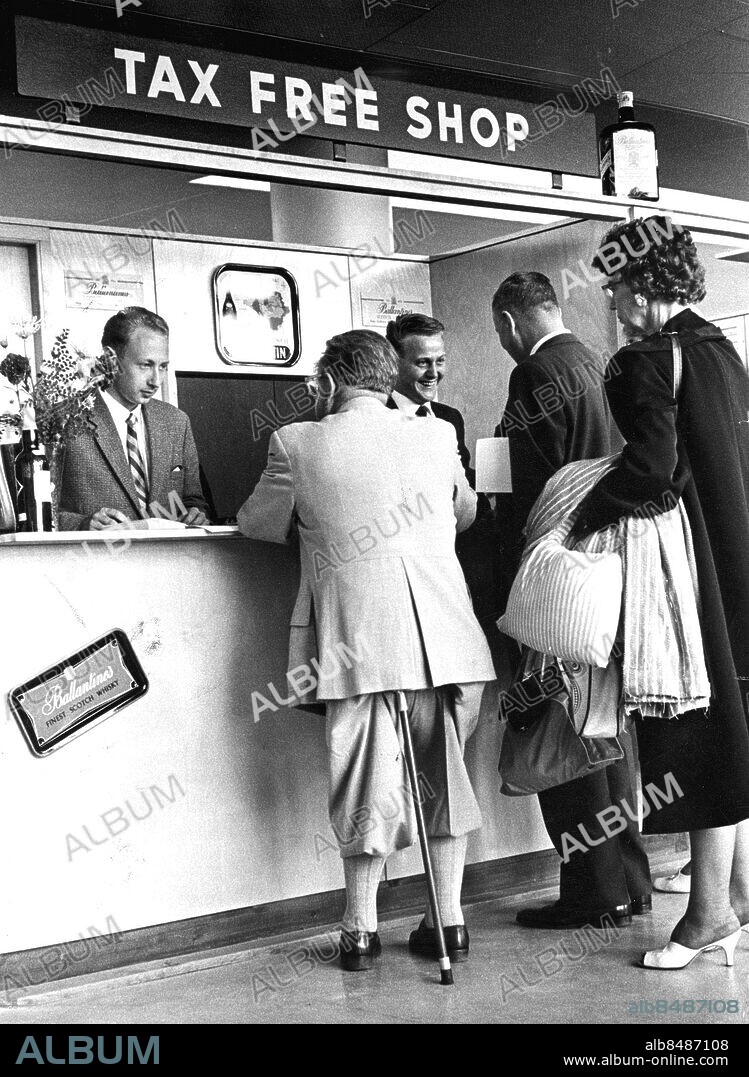 Flygstationens / flygplatsens Bulltofta i Malmö första Tax free-shop juli 1961 . (c) Sydsvenskan / IBL Bildbyrå.
