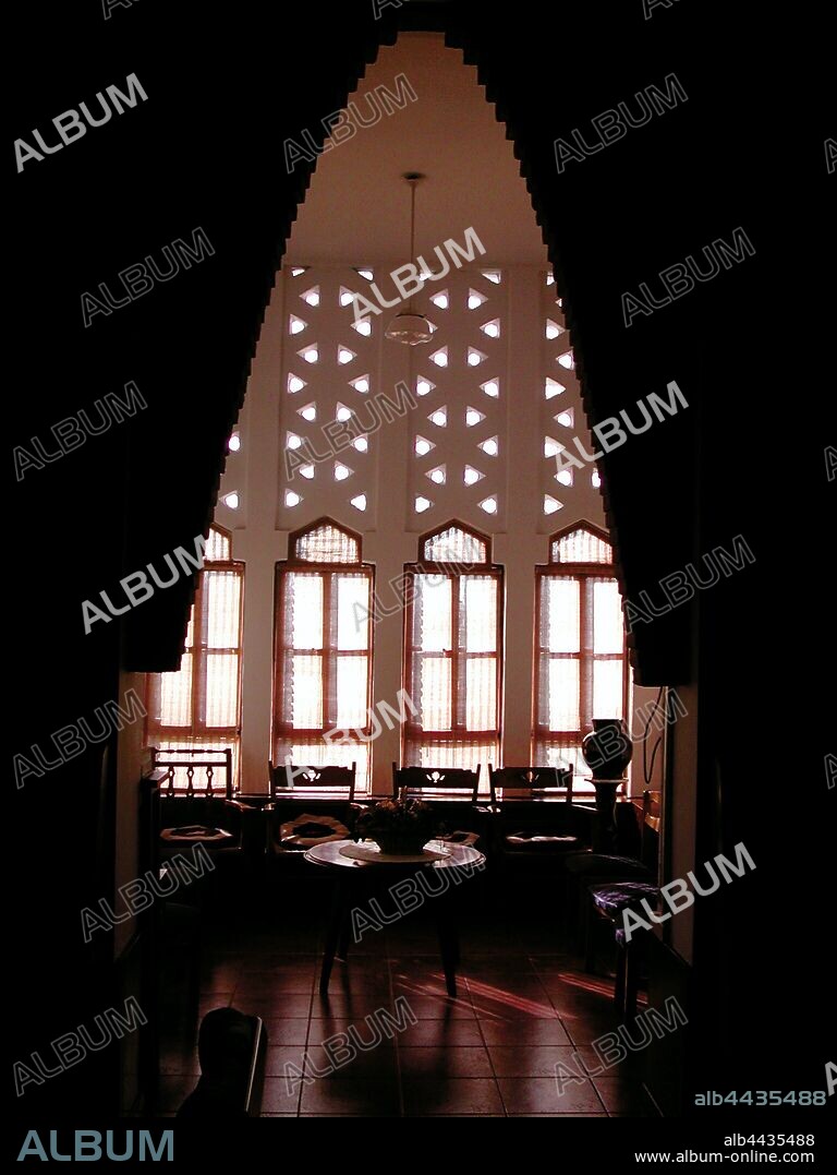 Colegio Teresiano de Barcelona de Antoni Gaudí (Barcelona, 1888-1889), 2002.
