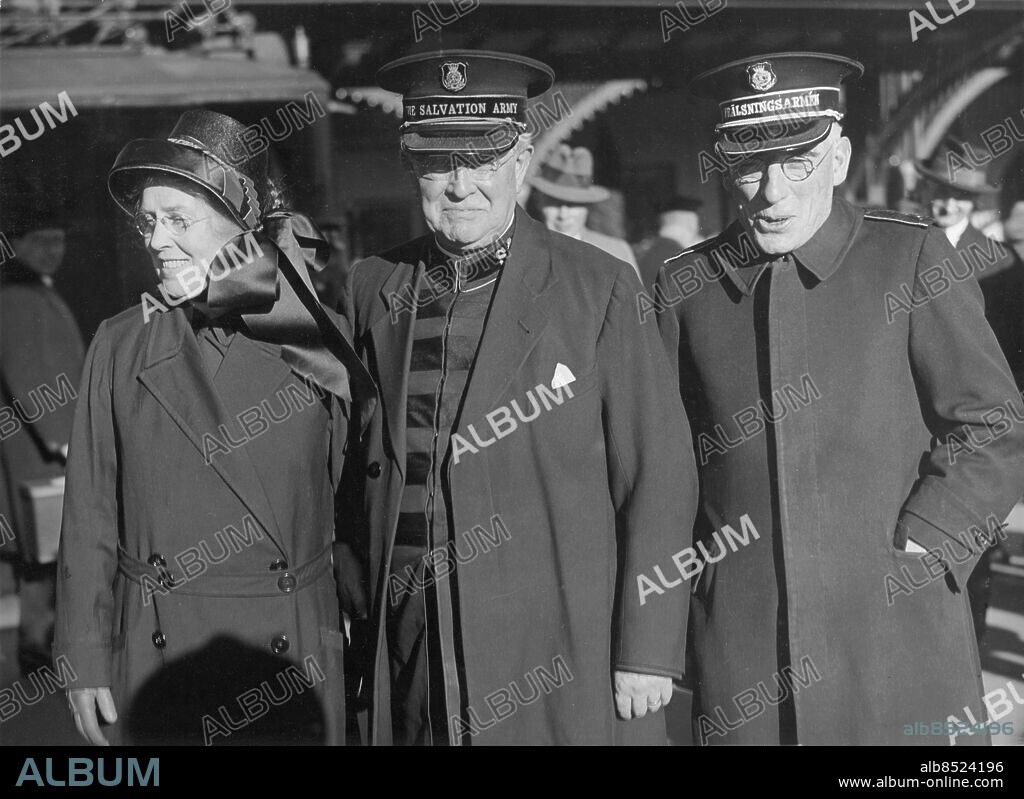 STOCKHOLM 1930-tal.. Orig. bildtext... FRÄLSNINGSGENERAL HIGGINS I STOCKHOLM. Frälsningsarméens högste ledare, general Higgins, anlände på torsdagsmiddagen till Stockholm för att deltaga i högtidighållandet av Frälsningsarméens 50-åriga tillvaro i Sverige. General och fru Higgins hälsas vid ankomsten till Stockholm av kommendör Rich, Frälsningsarméens ledare i Sverige. Anm. Se även BCC145. Frälsningsarméns första möte i Sverige hölls 1882. E Higgins, 1864-1947, Frälsningsarméns tredje general 1929-1934. C T Rich, kommendör i Frälsningsarmén, ledare för Frälsningsarmén i Sverige 1929-1935. Bildserier Fotoreportage Missionsverksamhet Trio Frälsningssoldater Handen i fickan CD680 persons: CATHERINE HIGGINS;EDWARD HIGGINS;CHARLES RICH sites: STORBRITANNIEN*;SVERIGE;STOCKHOLM.