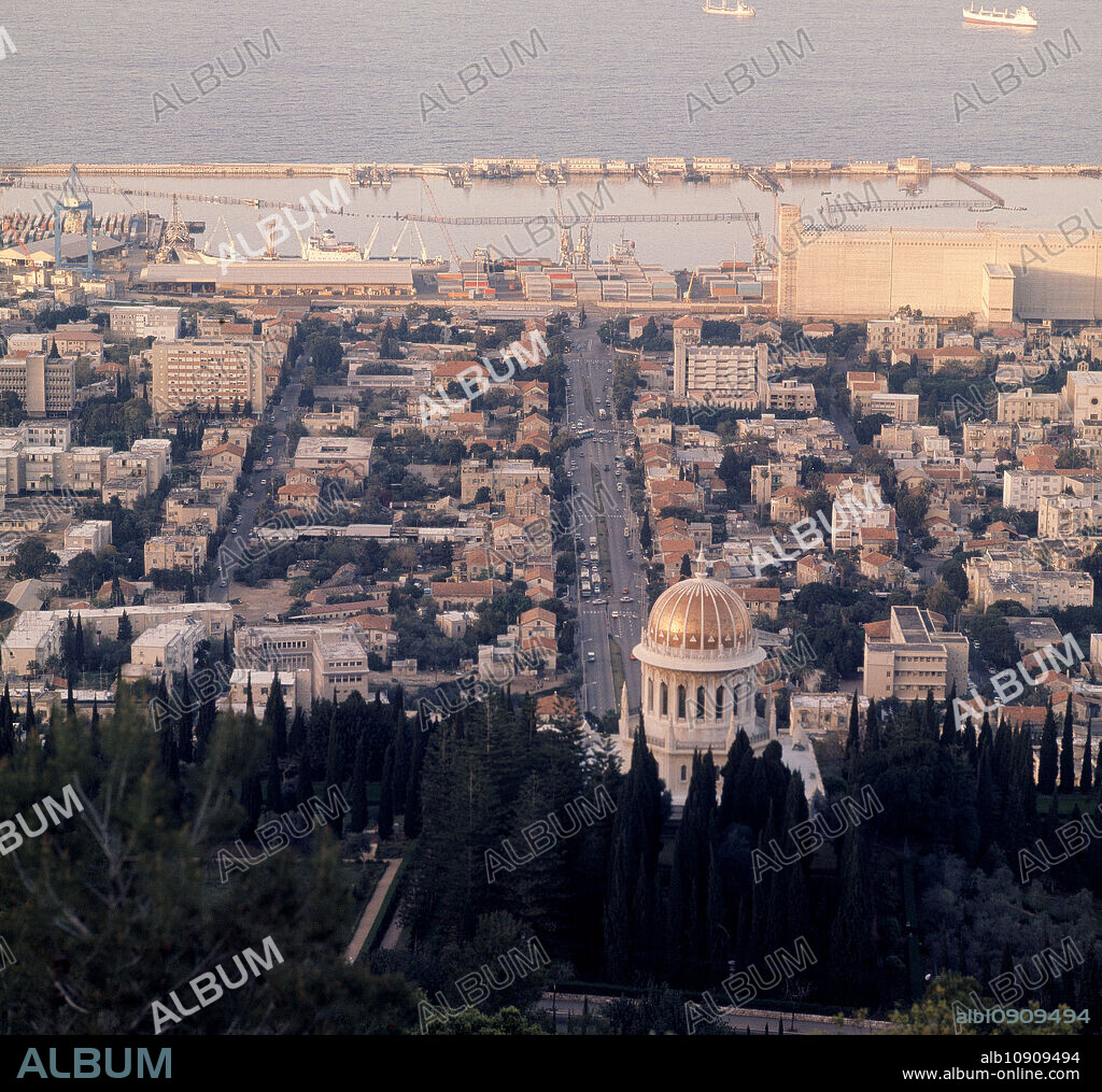 VISTA DESDE EL MONTE CARMELO - PUERTO Y BASILICA BAHAI - FOTO AÑOS 60.