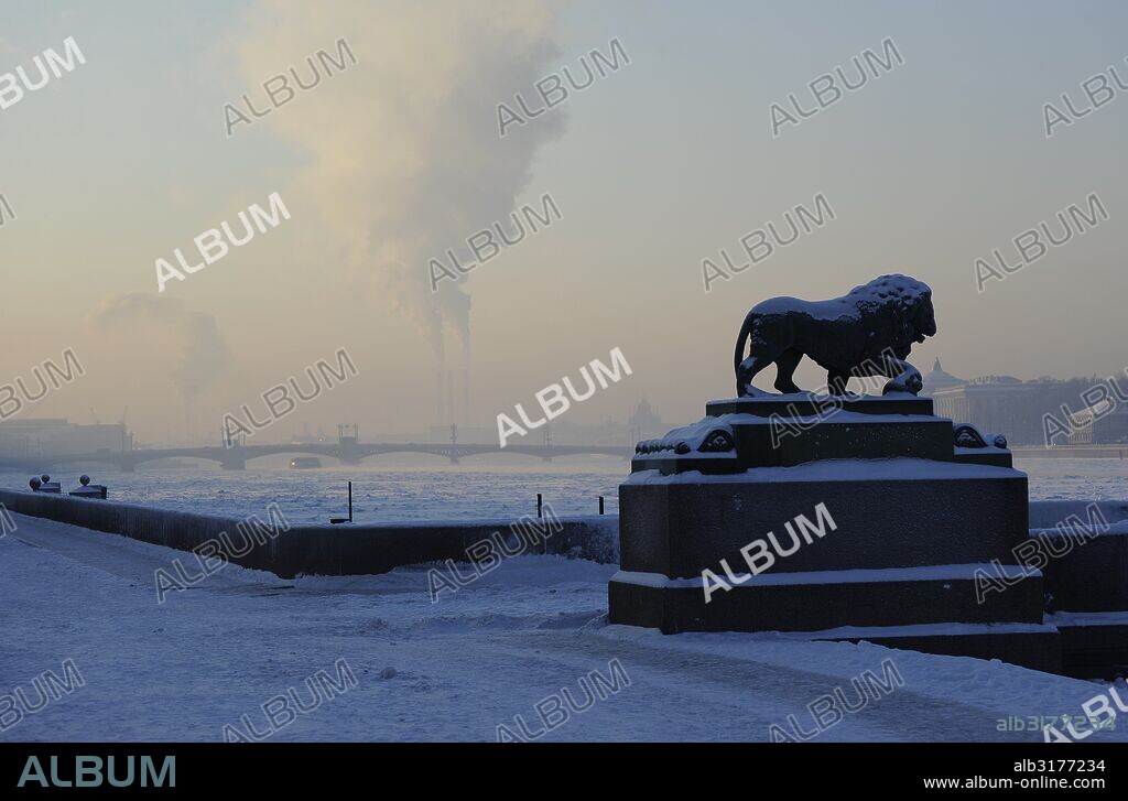 RUSIA. SAN PETERSBURGO. Estatuas en bronce de los leones del Palacio Pier, diseñados por el escultor Ivan Profiev. Localizados en el embarcadero cerca del puente del Palacio y del Palacio de Invierno. Invierno.