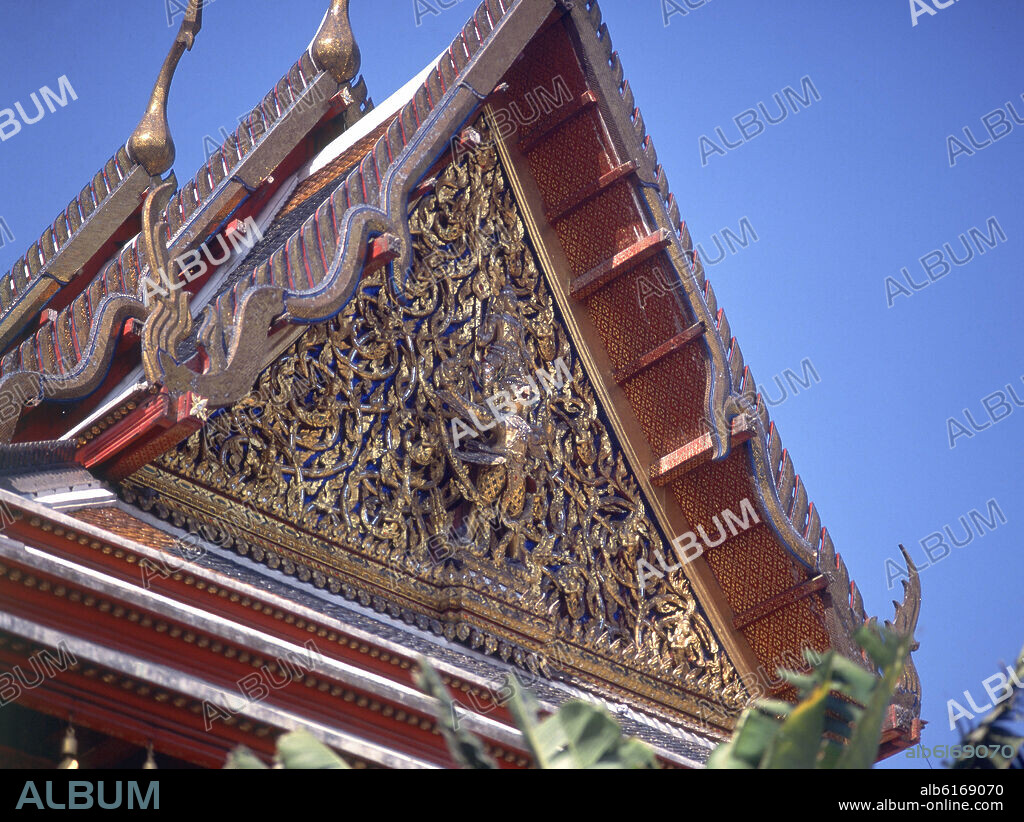 TEMPLO BUDA E.-EXTERIOR-DET TIMPANO-VISHNU CON SU ANIMAL GARUDA.