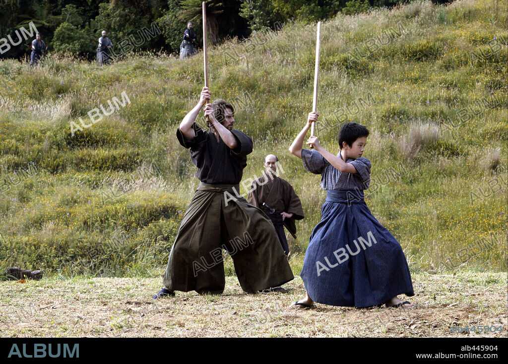 SEIZO FUKUMOTO, SOSUKE IKEMATSU and TOM CRUISE in THE LAST SAMURAI, 2003, directed by EDWARD ZWICK. Copyright WARNER BROS.