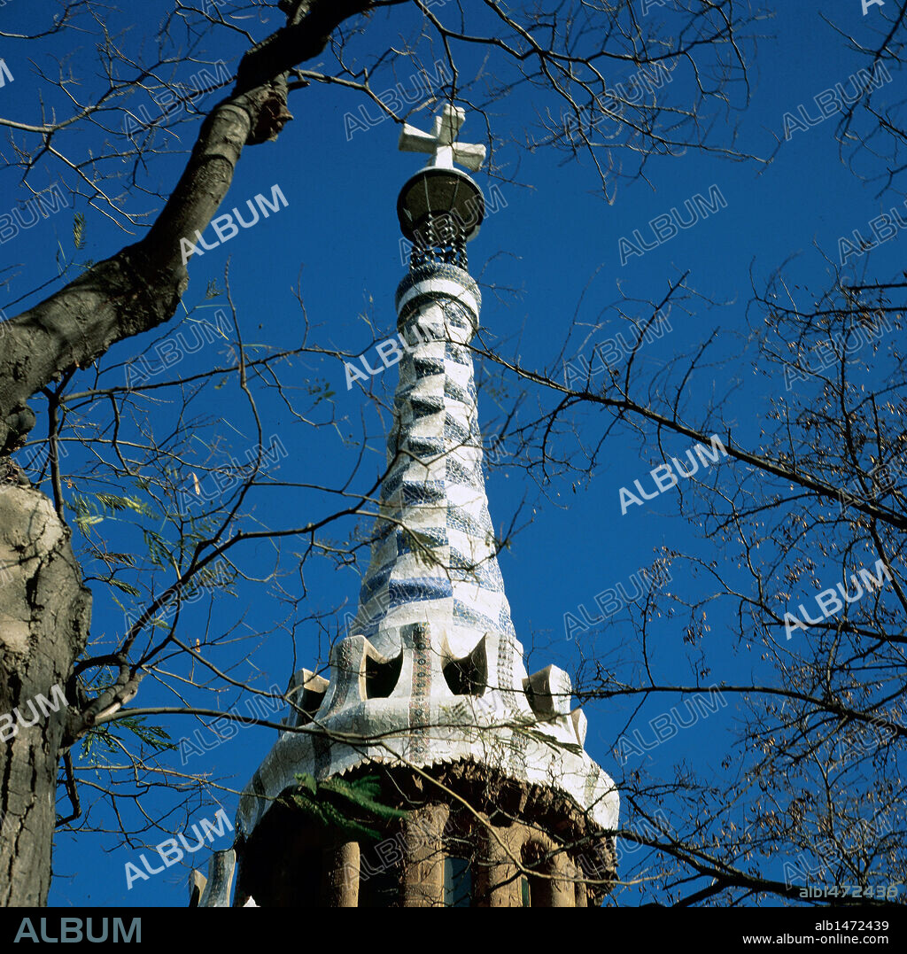 ARTE S. XIX. MODERNISMO. ESPAÑA. GAUDI, Antonio (Reus, 1852-Barcelona, 1926). Arquitecto catalán. PARQUE GÜELL (1900-1914). PABELLON DE LA CONSERJERIA o CASA DEL PORTERO, situada en la entrada del parque. Detalle de uno de los PINACULOS decorado con "trencadís" de cerámica y coronado por una cruz. BARCELONA. Cataluña.
